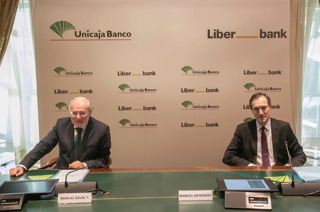 Imagen de este mi&eacute;rcoles del presidente de Unicaja, Manuel Azuaga, y del consejero delegado de Liberbank, Manuel Men&eacute;ndez, en la presentaci&oacute;n de la fusi&oacute;n.