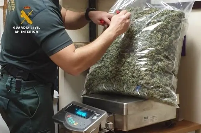 Rdo. Nota De Prensa Guardia Civil (Dos Detenidos Con 38 Kilos De Marihuana Para Una Asociaci&oacute;n Cannabica)