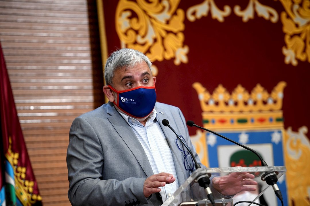 El secretario general de la Unión de Profesionales y Trabajadores Autónomos (UPTA), César García, interviene durante un acto público.