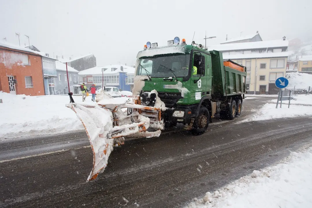 Un cami&oacute;n quitanieves despeja el vial Lu-633 que une las localidades de Pedrafita do Cebreiro con Triacastela, en Lugo, Galicia (Espa&ntilde;a), a 29 de diciembre de 2020. El temporal de nieve ha dificultado la circulaci&oacute;n en m&aacute;s de un centenar de carreteras en 