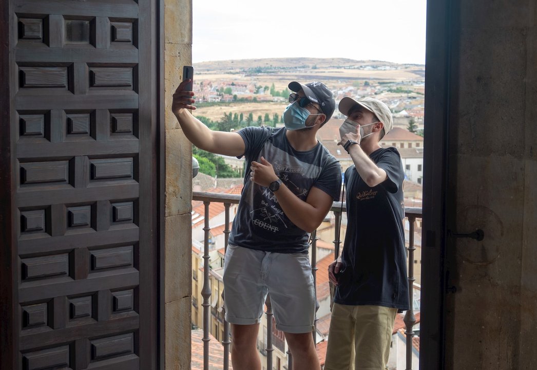Turistas con mascarilla en la  Torres de la Clerecía durante la pandemia del Covid.19. Salamanca 24 de agosto del 2020