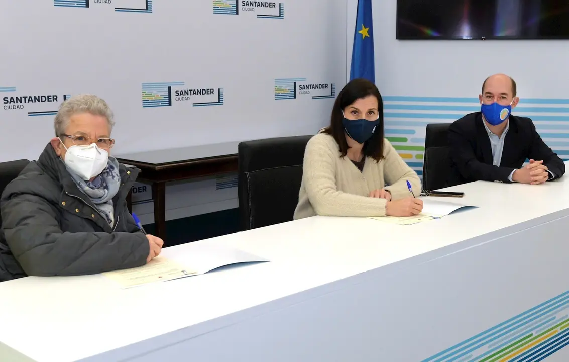 Firma del convenio con la Cocina Econ&oacute;mica