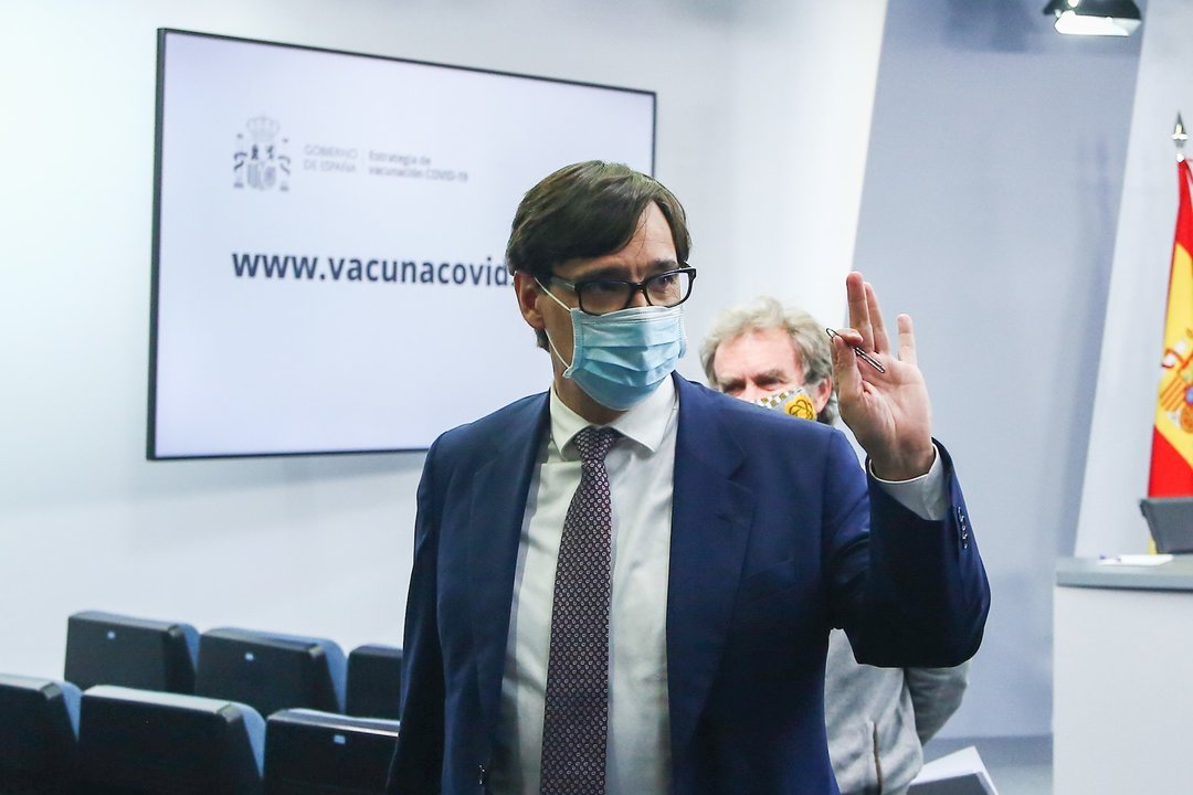 El ministro de Sanidad, Salvador Illa, saluda tras ofrecer una rueda de prensa tras la reunión del Consejo Interterritorial del Sistema Nacional de Salud, en Madrid (España), a 28 de diciembre de 2020.