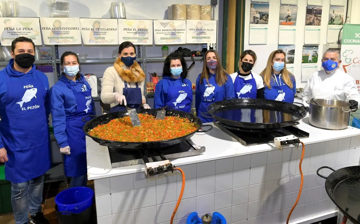 La alcaldesa con las  pe&ntilde;as