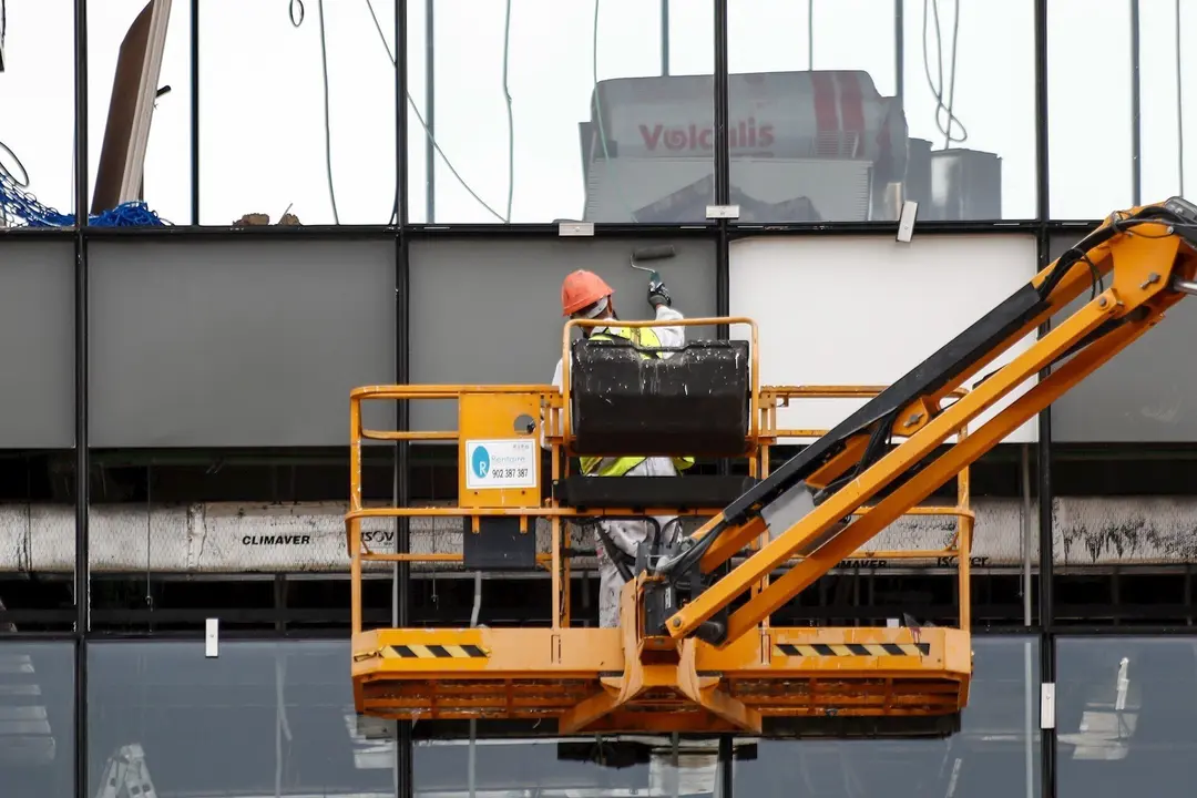 Un obrero trabaja desde una gr&uacute;a en unas obras de Madrid