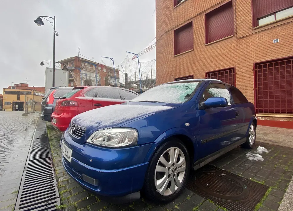 Un coche amanece semicubierto de nieve en San Sebasti&aacute;n de los Reyes (Madrid)