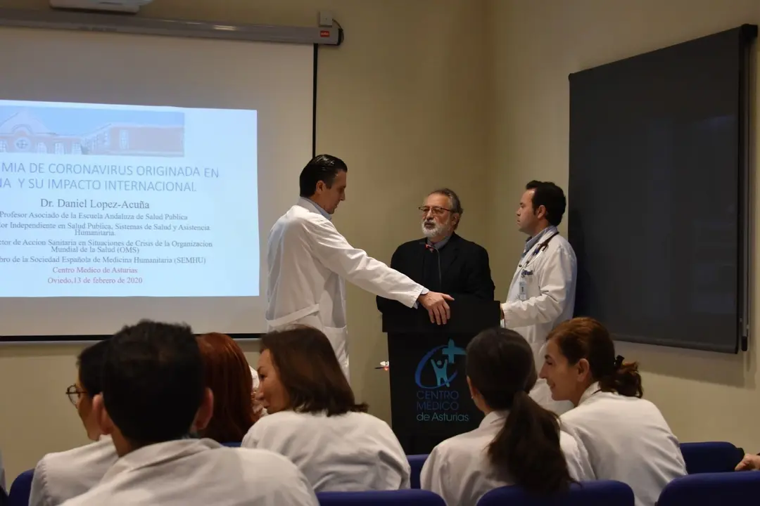 Charla del doctor Daniel Lopez-Acu&ntilde;a, ex Director de Acci&oacute;n Sanitaria en Situaciones de Crisis de la Organizaci&oacute;n Mundial de la Salud (OMS).