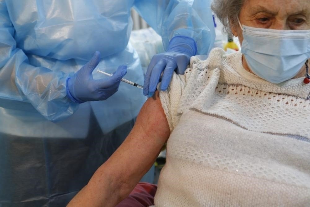 Una mujer de la Llar d'Ancians del IMAS recibe la primera dosis de la vacuna contra el coronavirus.