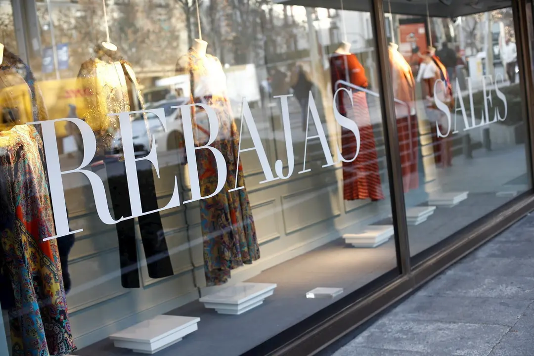 Escaparate de un centro comercial de Madrid en periodo de rebajas 