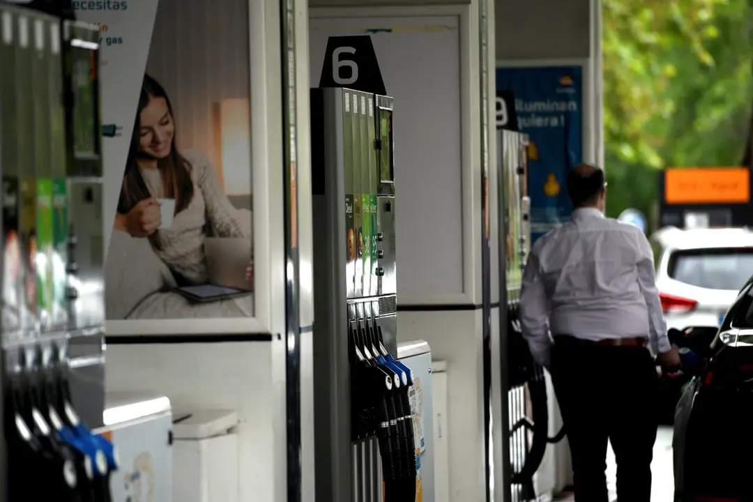 Un hombre echa gasolina a su coche en una gasolinera 