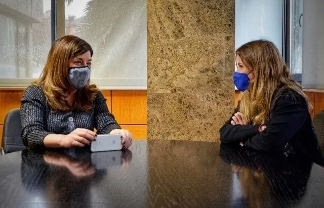 La presidenta del PP de Cantabria, Mar&iacute;a Jos&eacute; S&aacute;enz de Buruaga,  se re&uacute;ne con Beatriz Fanjul, &uacute;nica candidata a presidir Nuevas Generaciones