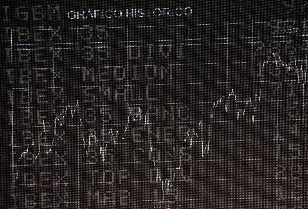 Pantalla del Ibex 35 con el gráfico histórico de la cotización del Ibex en la sede de la Bolsa de Madrid, el Palacio de la Bolsa de Madrid, en Madrid (España) a 10 de febrero de 2020.