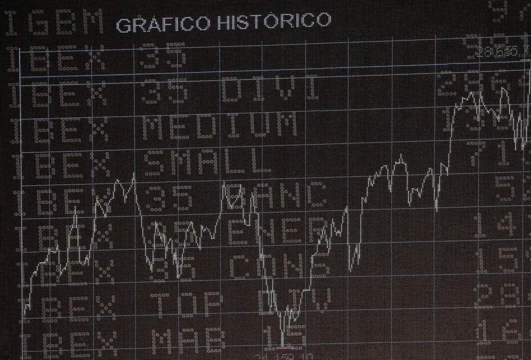 Pantalla del Ibex 35 con el gr&aacute;fico hist&oacute;rico de la cotizaci&oacute;n del Ibex en la sede de la Bolsa de Madrid, el Palacio de la Bolsa de Madrid, en Madrid (Espa&ntilde;a) a 10 de febrero de 2020.