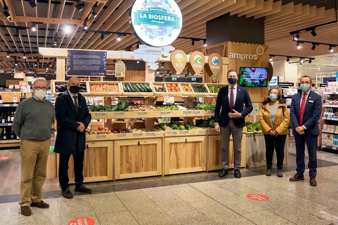 Blanco visita la tienda de Ampros Hipercor