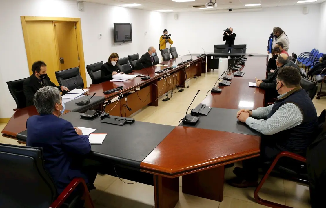 Representantes del Gobierno de Cantabria y Ayuntamiento de Reinosa con afectados por las inundaciones de Reinosa y Campoo