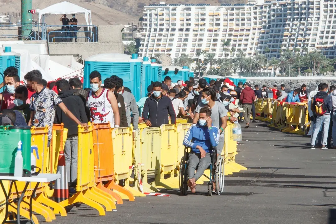 Inmigrantes hacen cola en el Muelle de Arguinegu&iacute;n, en Gran Canaria, Canarias (Espa&ntilde;a), a 18 de noviembre de 2020.