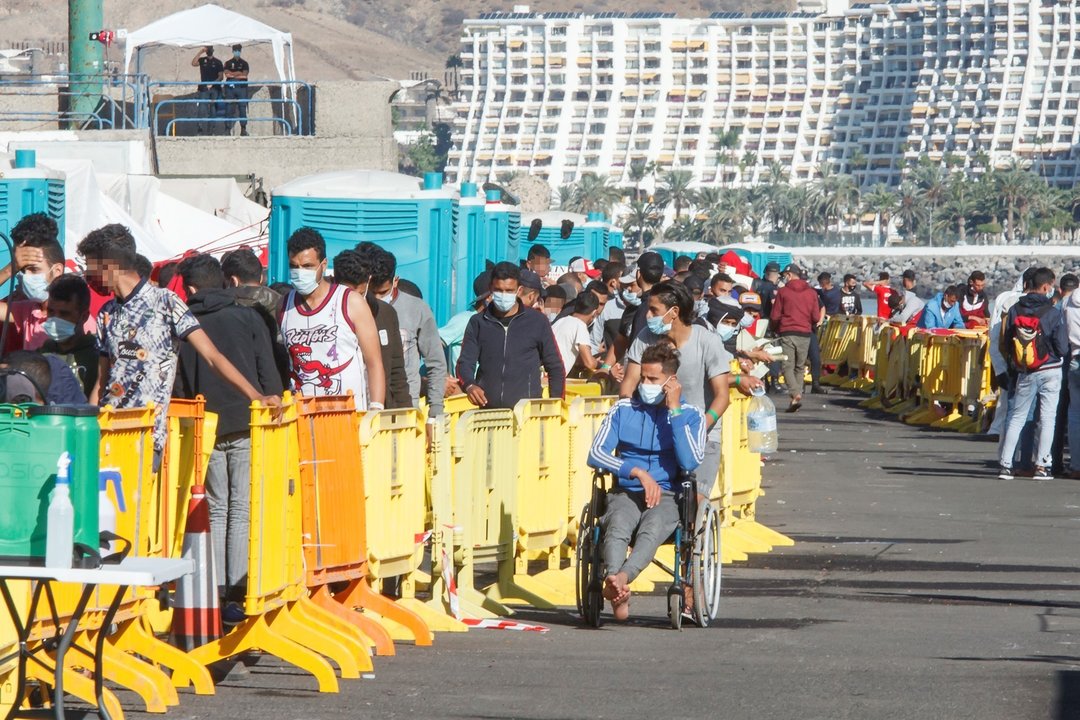 Inmigrantes hacen cola en el Muelle de Arguineguín, en Gran Canaria, Canarias (España), a 18 de noviembre de 2020.