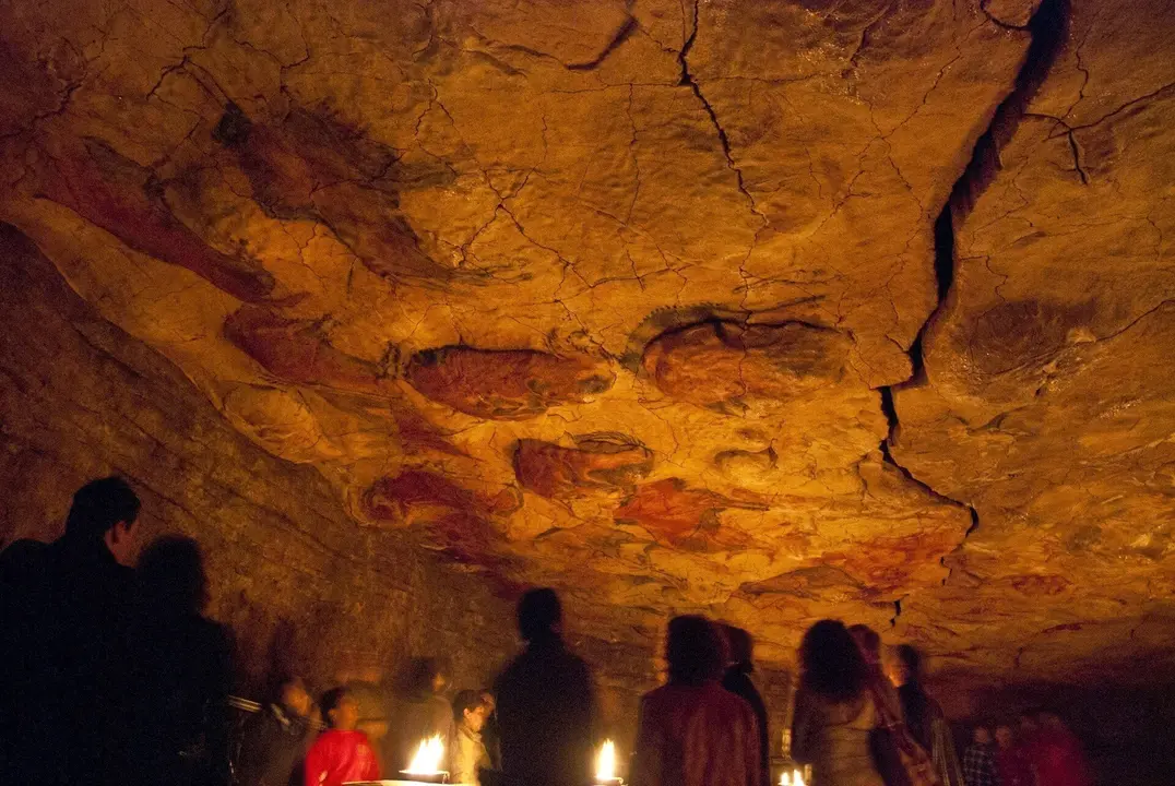 La neocueva de Altamira con la luz como la original.