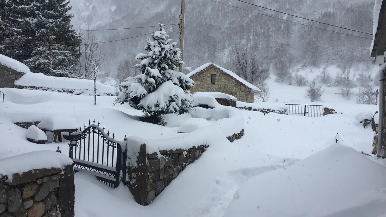 El centenar de vecinos de Valle de Lago ( Somiedo),  a 1.300 metros, resisten entre espesores de nieve superiores al metro.