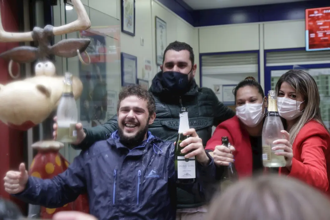 Clientes y loteros de una administraci&oacute;n de loter&iacute;a premiada