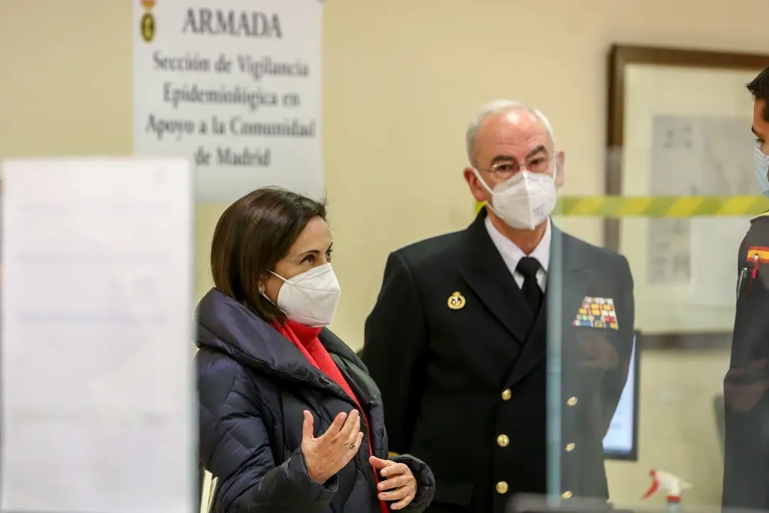La ministra de Defensa, Margarita Robles (i) y el jefe de Estado Mayor de la Armada, Teodoro Esteban L&oacute;pez Calder&oacute;n (centro), durante una visita a la Unidad de Verificaci&oacute;n Epidemiol&oacute;gica, en Madrid (Espa&ntilde;a) a 5 de enero de 2021. 