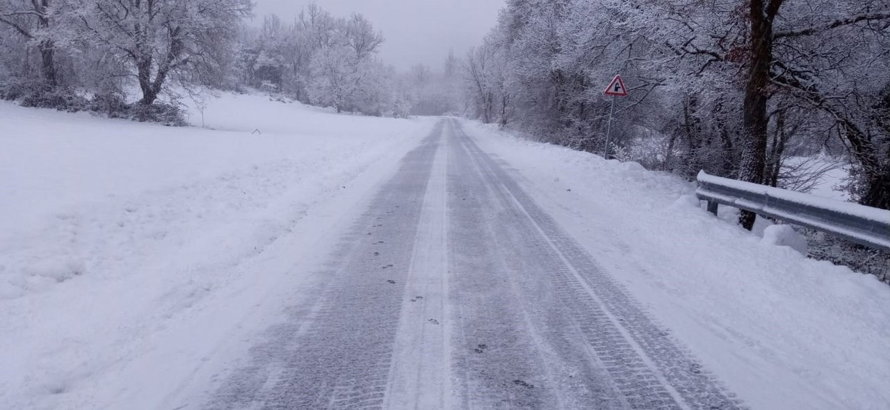 Carretera secundaria nevada