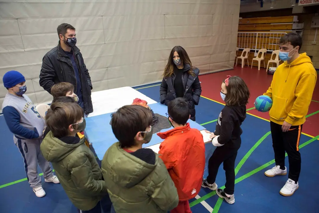 La concejala de Infancia y Juventud del Ayuntamiento de Camargo, Jennifer G&oacute;mez, visita el programa de conciliaci&oacute;n familiar 'Abierto por Navidad'