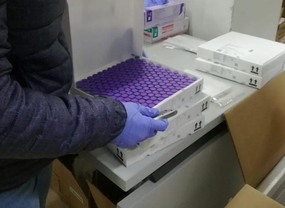 Una de las cajas con vacunas de Pfizer 