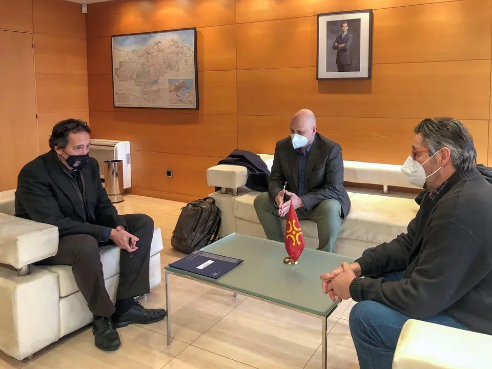 El consejero de Obras P&uacute;blicas, os&eacute; Luis Gochicoa, con el alcalde de Los Corrales de Buelna, Luis Ignacio Argumosa