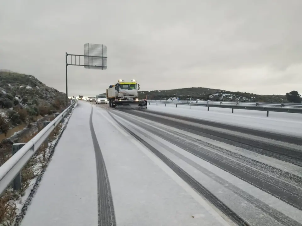 Imagen de un cami&oacute;n quitanieves en una carretera de la Regi&oacute;n