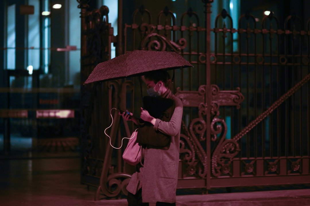 Un mujer con paraguas