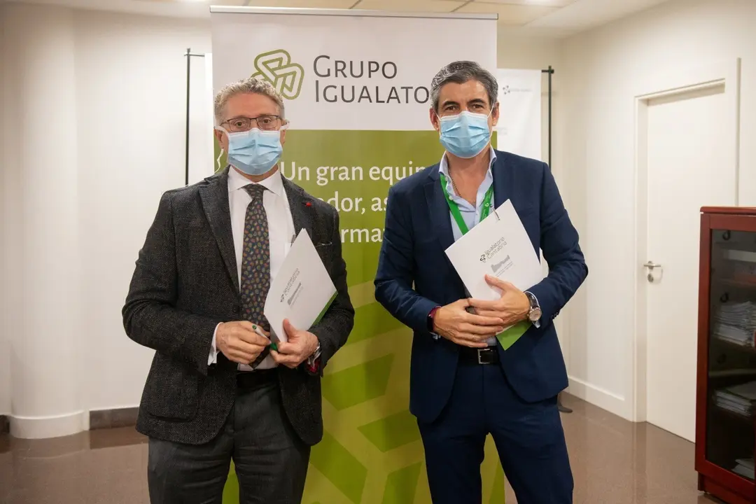 Firma del convenio entre Momp&iacute;a y AECC