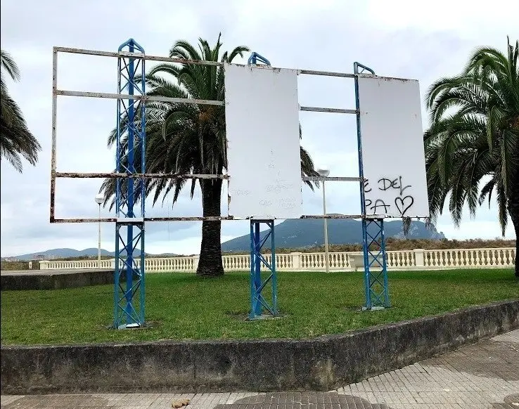 Pantalla de cine de verano del paseo mar&iacute;timo de Laredo