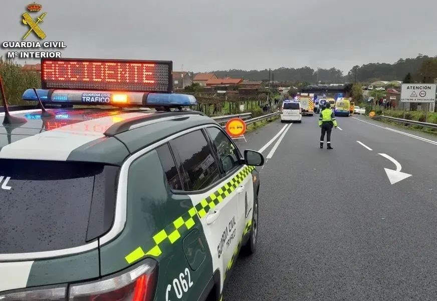 Un veh&iacute;culo de la Guardia Civil desplazado al lugar de un accidente