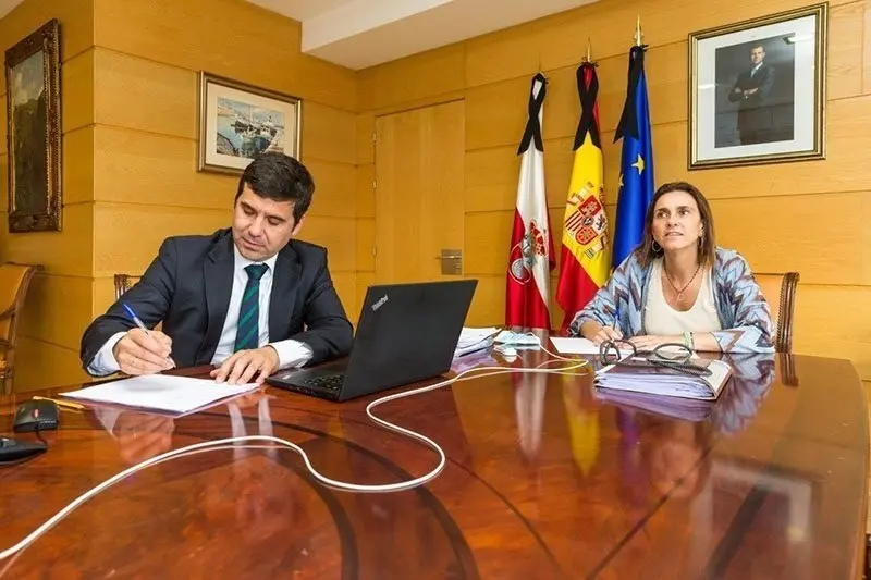 La consejera de Presidencia, Interior, Justicia y Acci&oacute;n Exterior, Paula Fern&aacute;ndez, junto al Director General de Justicia, Pablo Ortiz