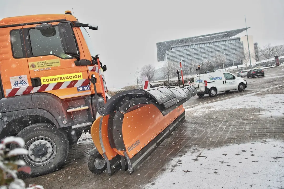 Una m&aacute;quina quitanieves desaloja la nieve de las carreteras tras el paso de la borrasca Filomena, en Madrid (Espa&ntilde;a), a 7 de enero de 2021. La Comunidad de Madrid ha activado el nivel 1 del Plan de Inclemencias Invernales a partir de esta medianoche por p