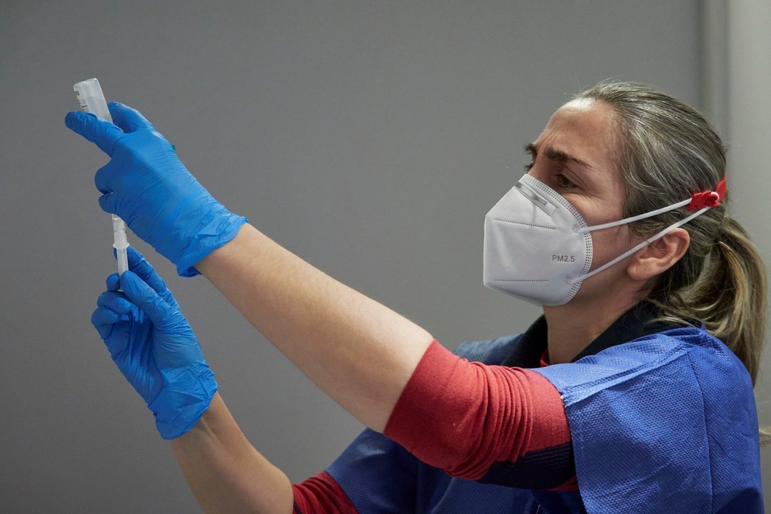 Una trabajadora sanitaria, con material necesario para administrar la vacuna contra la COVID-19, en una imagen de archivo