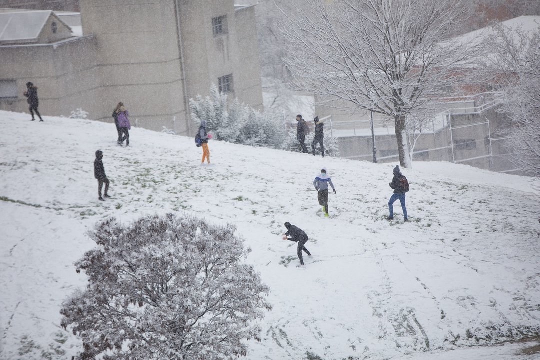 Varias personas juegan con la nieve en el Parque del Cerro del Tío Pío tras el paso de la borrasca Filomena, en Madrid (España), a 7 de enero de 2021. La Comunidad de Madrid ha activado el nivel 1 del Plan de Inclemencias Invernales a partir de esta media