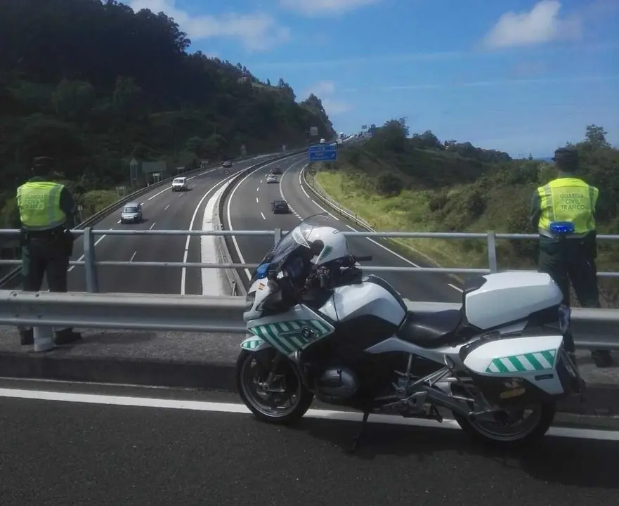 Motoristas de la Guardia Civil de Tr&aacute;fico