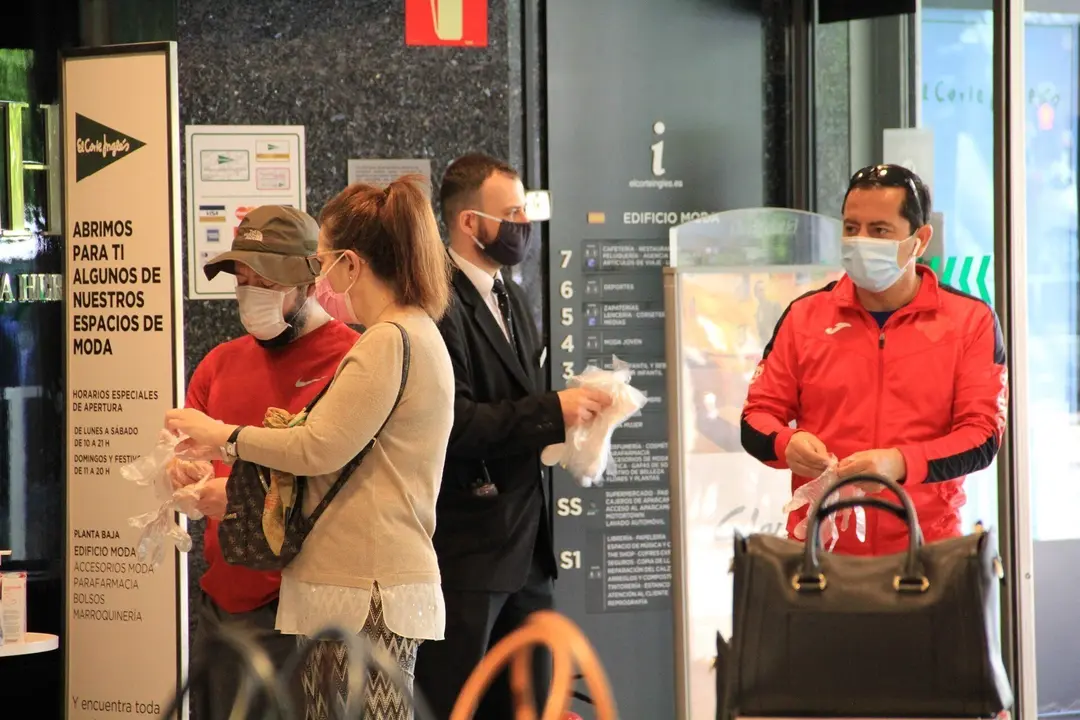 Gente comprando en El Corte Ingl&eacute;s