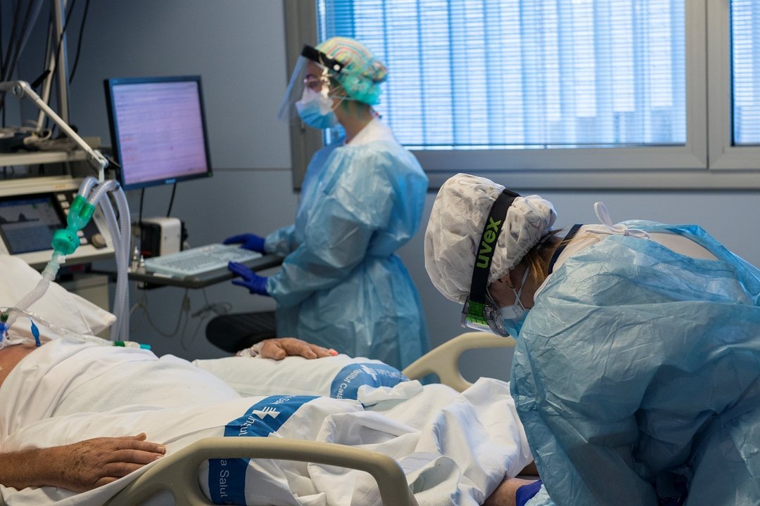 Personal sanitario atendiendo a un paciente ingresado en la Unidad de Cuidados Intensivos (UCI) para enfermos de coronavirus