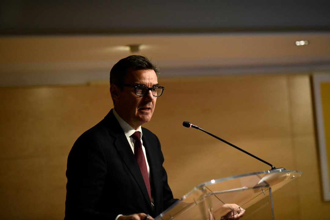 El secretario general del Tesoro, Carlos San Basilio, durante su intervención en la rueda de prensa sobre el papel del MEDE y el futuro de la Unión Económica y Monetaria.
