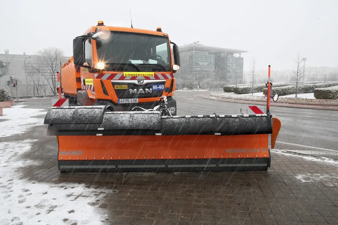 Un quitanieves despeja una carretera tras el paso de la borrasca Filomena, en Madrid (Espa&ntilde;a), a 7 de enero de 2021. La Comunidad de Madrid ha activado el nivel 1 del Plan de Inclemencias Invernales a partir de esta medianoche por previsi&oacute;n de la Agencia 