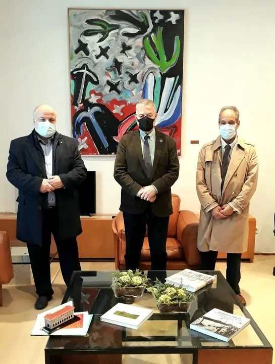 El presidente del Parlamento de Cantabria, Joaqu&iacute;n G&oacute;mez, se re&uacute;ne con el secretario y el delegado de la Comisi&oacute;n Isl&aacute;mica de Espa&ntilde;a, Mohamed Ajana Elouafi y Milad Majsum Milad-Ahmed