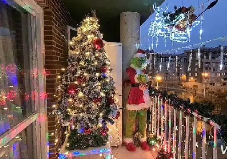 El balc&oacute;n de Francisco Mart&iacute;nez Puente (en el n&uacute;mero 8 de la Plaza de Las Autonom&iacute;as) gana el concurso de iluminaci&oacute;n navide&ntilde;a 'Aldro, La luz de la Navidad en Torrelavega'
