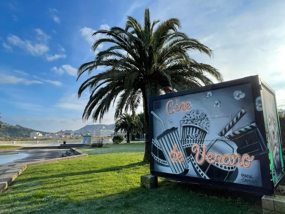 Graffiti del artista Steve Camino en la caseta que alberga la cabina de proyecci&oacute;n del cine de verano de Laredo