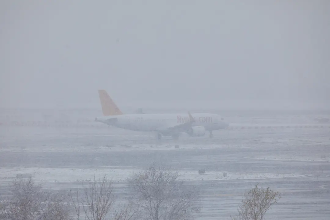 Un avi&oacute;n de la compa&ntilde;&iacute;a Flypgs en el Aeropuerto de Madrid-Barajas Adolfo Su&aacute;rez