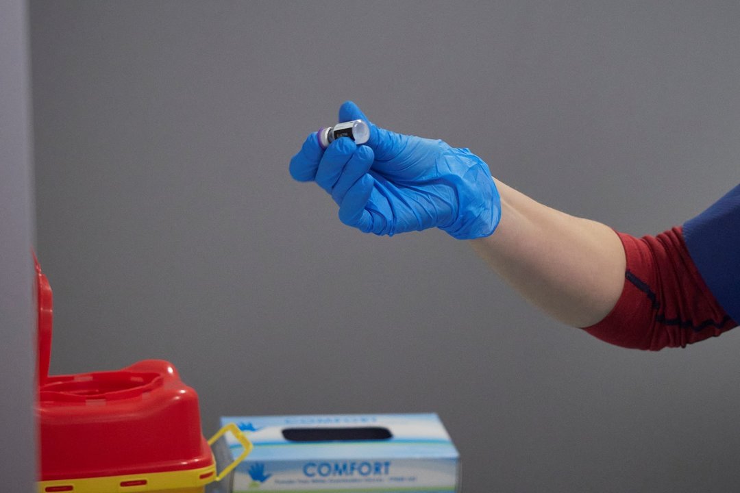 Una trabajadora sanitaria manipula el material necesario para administrar la vacuna contra la COVID-19