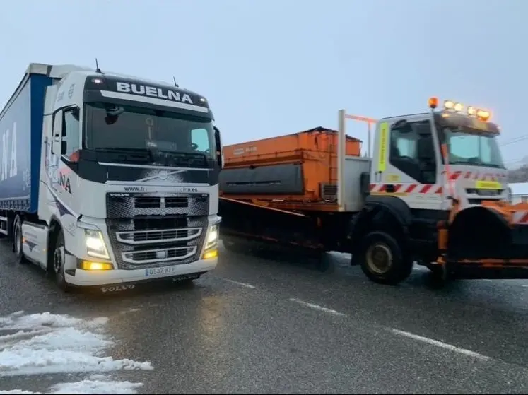 Circulaci&oacute;n de quitanieves y camiones con nieve