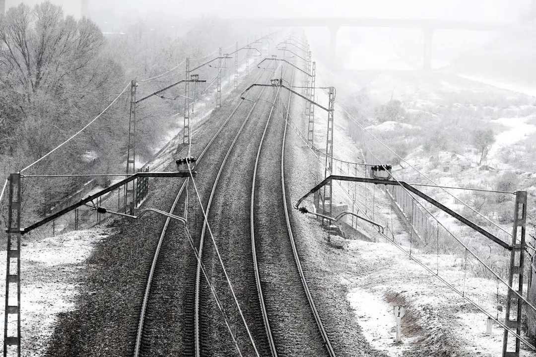V&iacute;as del tren con nieve tras el paso de la borrasca Filomena, en Madrid (Espa&ntilde;a